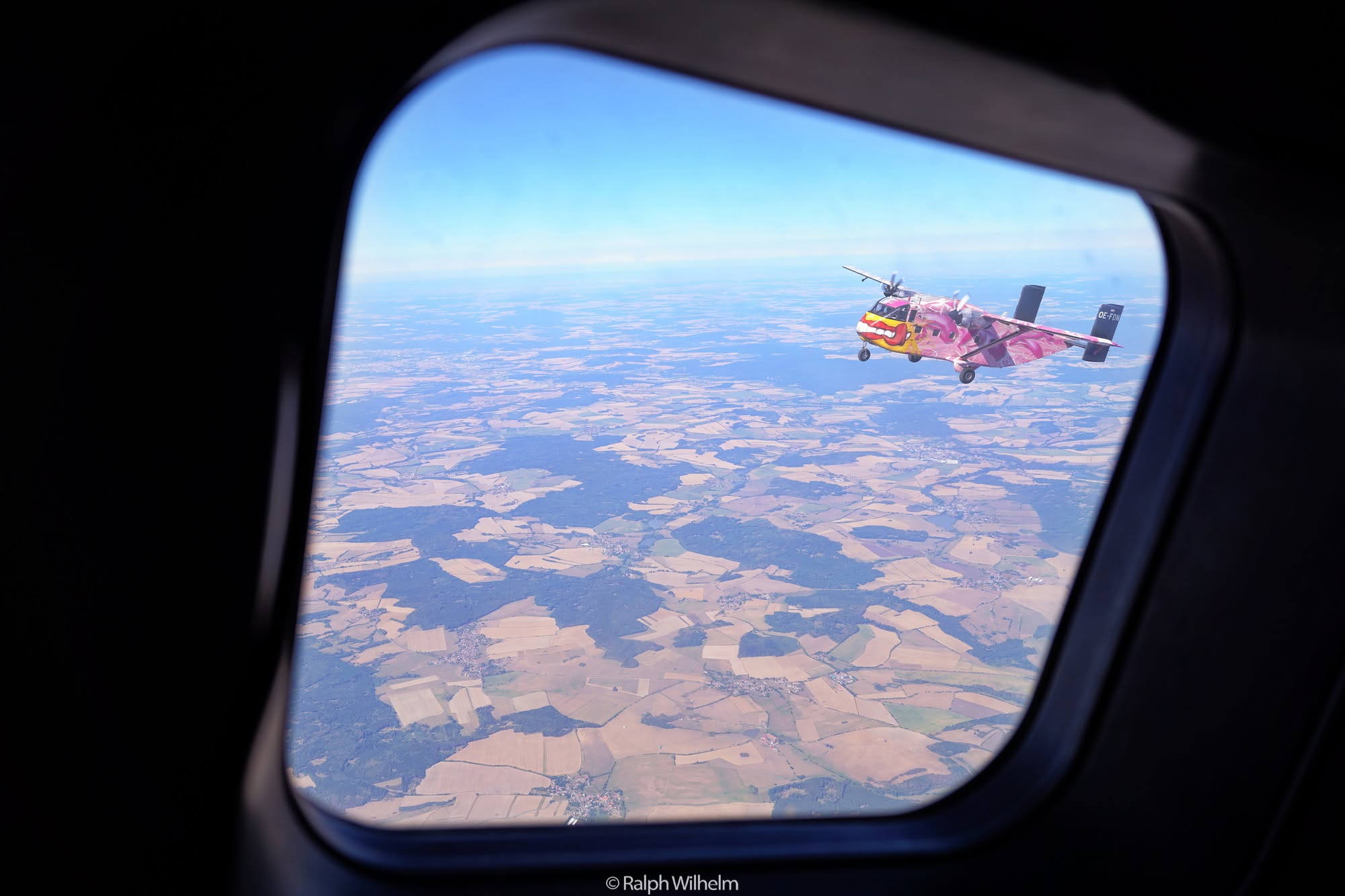 Flygplan sett genom ett flygplansfönster